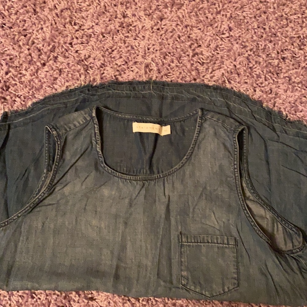 Sleeveless denim top with a raw hem